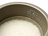 目盛りを目安に水を注ぎスイッチを入れる