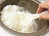 全体をほぐして余分な蒸気を逃がし全体の水分量をむらなくする