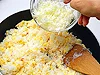 先にねぎを加えると水けが出てしまいパラリとなりにくい
