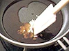 たれに片栗粉を加えて溶かしてから火にかけ、手早く混ぜてあんを作る