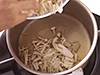 きのこは炒めずに、薄味の煮汁で煮てソースにする