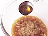 加える油はごく少量に。トマトとごまでうまみと風味をプラス