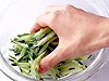 きゅうりを塩でもんでおくと、水っぽくなるのを防げます
