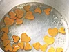 薄切りにしたにんじんを好みの型で抜くと見た目がUP