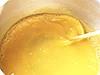 箸で手早くかき混ぜて、ポロポロの炒り卵を