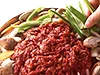 真ん中に肉を、外側に野菜を並べると、肉汁が野菜にまわりやすくなります。