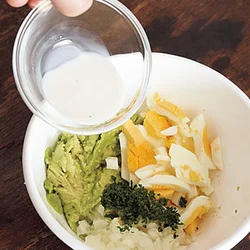 アボカドはフォークで潰して食感をやや残す