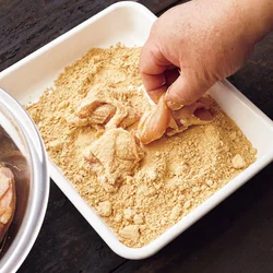 糖質の多い小麦粉の代わりに、きな粉を使うアイディア！さくさくで香ばしい衣に。