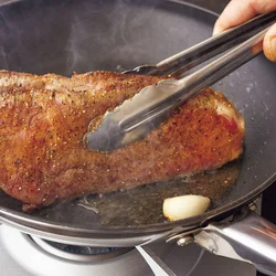 先に側面を焼き、旨みを閉じ込める。2枚重ねることで、トングで立てて焼きやすくなる。