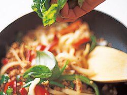 タイ風ひき肉のバジル炒めご飯 By坂田阿希子さんの料理レシピ プロのレシピならレタスクラブ