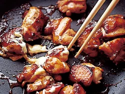 とり肉の下味を煮詰めて肉を戻し入れ、全体にからめてから、仕上げにマヨネーズを加えてコクを出す。