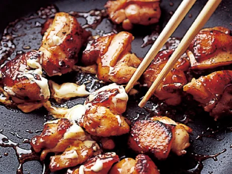 とり肉の下味を煮詰めて肉を戻し入れ、全体にからめてから、仕上げにマヨネーズを加えてコクを出す。