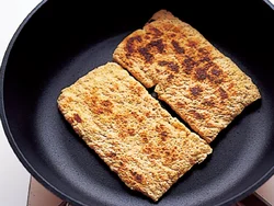 フライパンでから焼きすると、余分な水分が抜けて、油揚げがカリッと仕上がる。