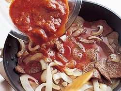 炒めて玉ねぎの甘みが増し、牛肉の表面が焼けてうまみが閉じ込められたところで、調味料を加えて煮る。