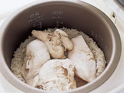 とり肉のゆで汁で米を炊き、炊き上がりにとり肉を戻し入れて温める。