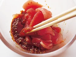 ボウルにコチュジャンやごま、ごま油などを合わせ、まぐろを入れてあえ、味をなじませる。