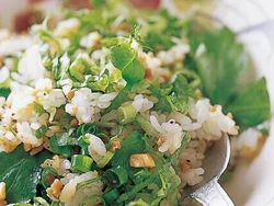 食べるときにはご飯と、上にのせた肉そぼろや野菜をよくよく混ぜて。グリーンカレーペーストのさわやかな辛さがアクセント。