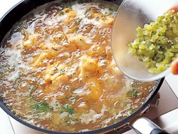 煮汁に梅酒を使い、さらに梅も刻んで加える。やわらかな酸味と甘みが加わっておいしくなる。