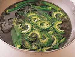野菜は色が鮮やかになる程度で氷水にとり、よく冷やして取り出す。