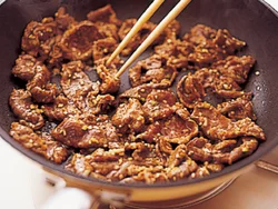 牛肉は菜箸で手早くほぐすようにしながら炒める。