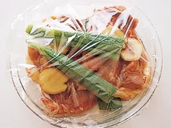 とり肉は電子レンジで加熱するだけでOK。加熱後はラップをかけたままさませば、パサパサにならない。