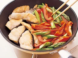 魚と一緒に野菜も炒めれば、つけ合わせも一緒にでき上がる。