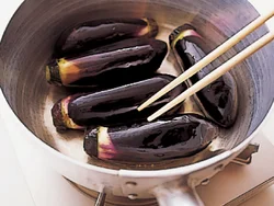 なす全体に油がまわる程度に炒めて。こうすると、味のしみこみがよくなる。