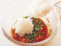 ささ身に火が通ったら、ご飯を加えて、混ぜるだけ。