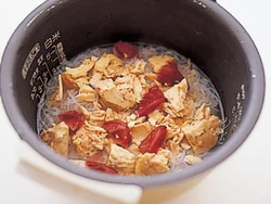 万能ねぎ以外の材料を全部入れたら、普通に炊くだけ。