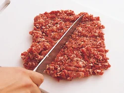 ラム肉は細かく切ってから、包丁でたたいて粗みじん切りに。粗めのほうがざっくりした食感が残ってよい。