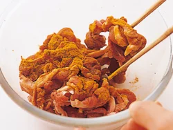 ラム肉を、炒める前に全体にカレー粉をまぶしておくと特有のにおいも気にならず、カレーによくなじむ。