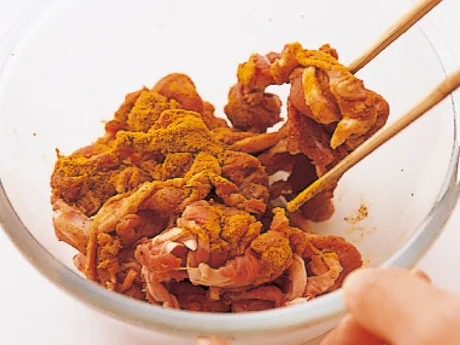 ラム肉を、炒める前に全体にカレー粉をまぶしておくと特有のにおいも気にならず、カレーによくなじむ。