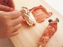 きのこは加熱すると水分が抜けて縮むので、肉はきつく巻く。