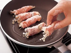 巻いた肉の表面に小麦粉をまぶしておくと、焼いたときに肉がはがれない。