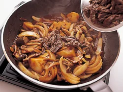 牛肉は、火を通しすぎるとかたくなるので、最初に炒めたら取り出し、仕上げに戻し入れる。