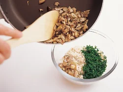 きのこは水分がなくなるまでしっかり炒めることで、香りが立ち、食感もよくなる。これをバター、パン粉などと混ぜて、ペースト状に。