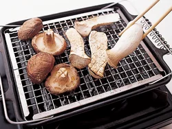 きのこは焼くと水分が抜けて縮むので、食べやすい大きさに切ったものを焼くと、小さくなりすぎてしまう。ある程度大きいまま焼いてから、食べやすい大きさに裂いて。