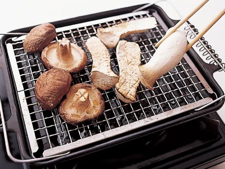 きのこは焼くと水分が抜けて縮むので、食べやすい大きさに切ったものを焼くと、小さくなりすぎてしまう。ある程度大きいまま焼いてから、食べやすい大きさに裂いて。