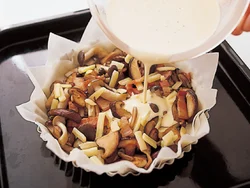 春巻きの皮をタルト形に敷き込み、炒めたきのこをベーコン、チーズ、を入れ、卵液を流し入れる。きのこはきつね色になるまでよく炒め、水分をとばしておくことがおいしく作るコツ。