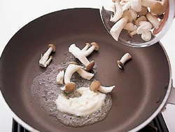ドレッシングとしてマヨネーズを使うだけでなく、しめじを炒めるとるときも油の代わりにマヨネーズを使うとおいしい。