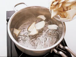 斜め薄切りしたエリンギをゆでると、コリコリッとしたあわびのような食感に。３分ほどゆでて、しっかり火を通す。