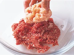とりひき肉をまぜるとやわらかく仕上がる。脂が少ないむね部分やもも肉である上ひき肉を使うと、焼き上がりがあまり縮まない。