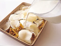 ホワイトソースは作らずに、生クリームと牛乳を合わせて温めたものを注いで焼く。