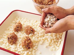 丸めたひき肉だねを、食パンのころもでふんわり包むようにしながら、全体につける。