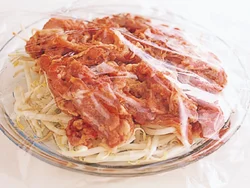 もやしの上に豚肉をのせて、もやしに豚肉のうまみを吸わせる。