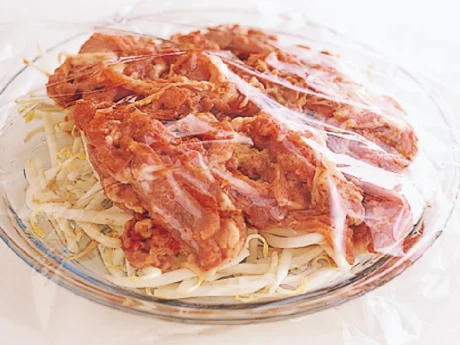 もやしの上に豚肉をのせて、もやしに豚肉のうまみを吸わせる。
