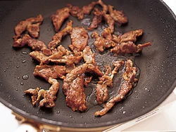 全体がカリカリになって、こんがりとした焼き色になるまで焼きつける。