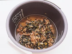 浸水させたところに、炒めた豚肉と高菜漬けをのせて炊く。