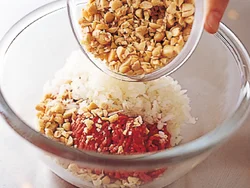 ひき肉の量を減らす代わりに大豆水煮でうまみとボリュームを補う。粗く刻んでひき肉と同じ食感にする。