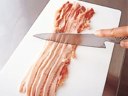 豚バラは長さを半分に切って大きいまま煮ることで、少量でも肉の存在感が増す。